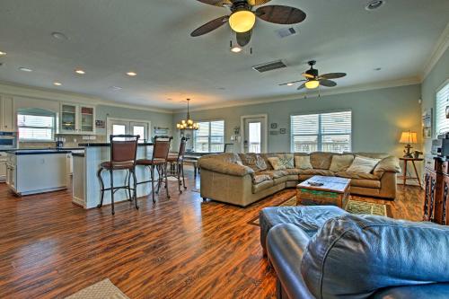 Фотографии гостевого дома 
            Gulf Coast Retreat with Deck Walk to Surfside Beach