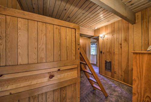 Фотография гостевого дома Charming Big Bear Cabin with Deck - 5 Mi to Resort!