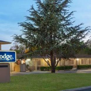 Фотографии гостиницы 
            Travelodge by Wyndham Santa Rosa Wine Country