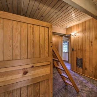 Фотография гостевого дома Charming Big Bear Cabin with Deck - 5 Mi to Resort!