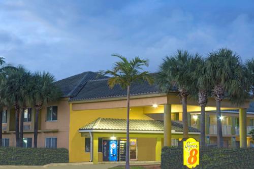 Фотография гостиницы Super 8 by Wyndham Dania/Fort Lauderdale Arpt