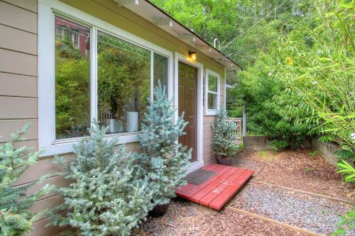 Фотография гостевого дома Downtown Cottage in the Woods