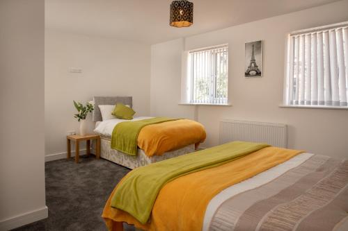 Фотография гостевого дома Fantastic Large House with Private Parking