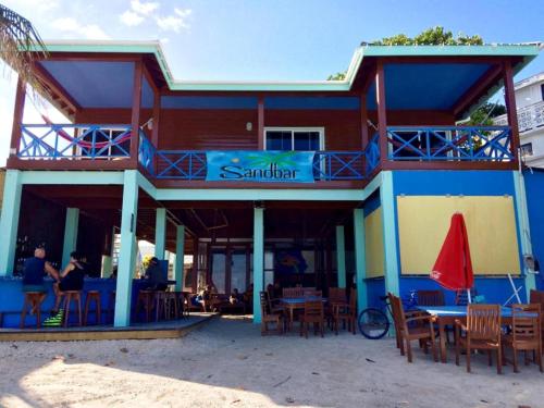 Фотографии хостела 
            Sandbar Beachfront Hostel & Restaurant