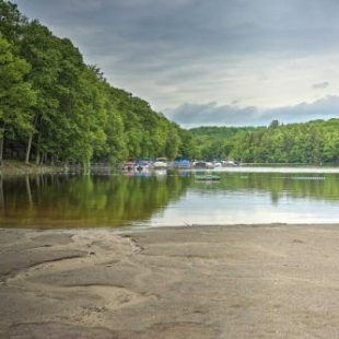 Фотография гостевого дома Family Cabin, Walk to Lake Wallenpaupack and Marina!