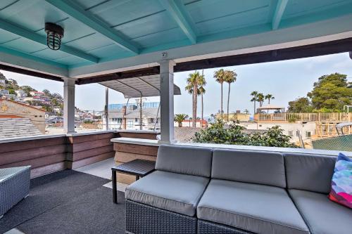 Фотографии гостевого дома 
            Charming Catalina Home with Deck Walk to the Beach!