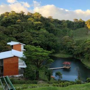 Фотографии гостиницы 
            Burbi Lake Lodge Monteverde