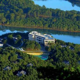 Фотографии гостиницы 
            Dalat Edensee Lake Resort & Spa