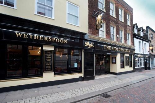 Фотографии гостиницы 
            The Golden Lion Wetherspoon