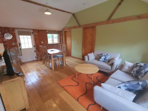 Фотография гостевого дома Blashford Manor Farmhouse Holiday Cottage - The Shire Cottage