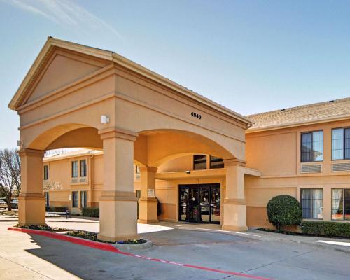 Фотографии гостиницы 
            Quality Inn & Suites DFW Airport South