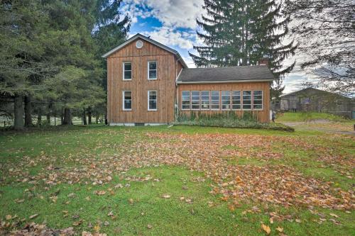 Фотографии гостевого дома 
            Vintage Farmhouse about 2 half Mi to Mount Pleasant Ski!