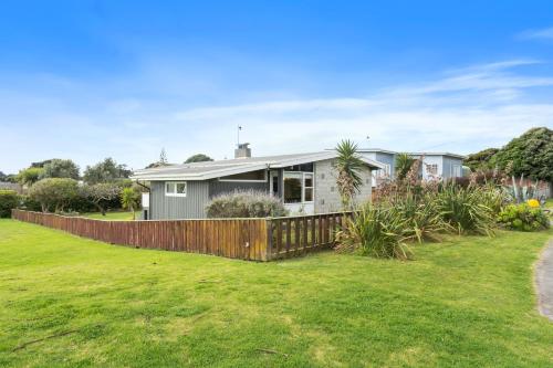 Фотографии гостевого дома 
            Queenie - Waikanae Beach Holiday Home