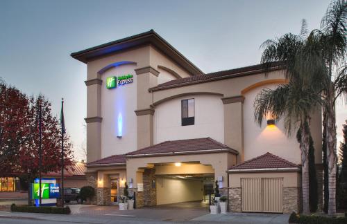Фотография гостиницы Holiday Inn Express Redwood City Central, an IHG Hotel