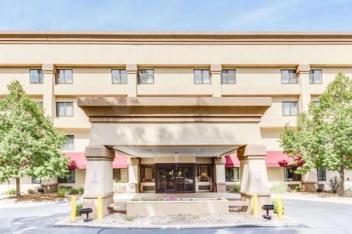 Фотография гостиницы Baymont by Wyndham Kalamazoo