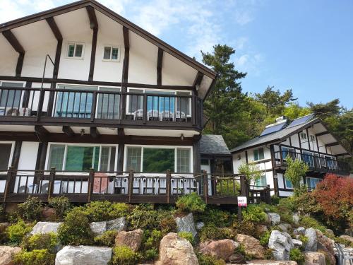 Фотографии гостевого дома 
            Tongyeong Yehyang Pension