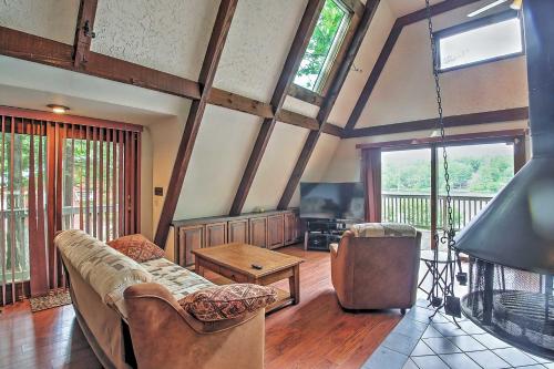 Фотографии гостевого дома 
            Cozy A-Frame Center Barnstead House on Locke Lake!