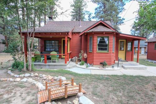 Фотографии гостевого дома 
            A Sweet Pine Cabin