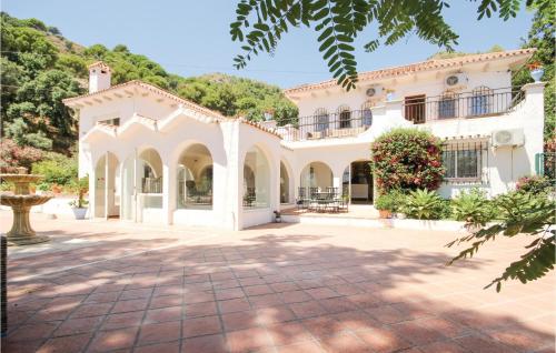 Фотографии гостевого дома 
            Seven-Bedroom Holiday Home in Ojen, Marbella