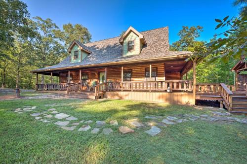 Фотография гостевого дома Rustic Broken Bow Retreat with Hot Tub and Deck!
