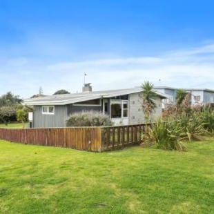 Фотография гостевого дома Queenie - Waikanae Beach Holiday Home