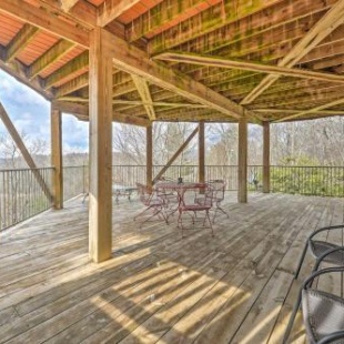 Фотография гостевого дома Boone Cabin with Deck, Hot Tub, and Mountain Views!