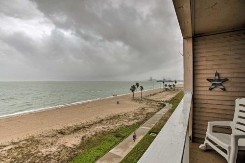 Фотографии гостевого дома 
            Breezy Beachfront Condo in Heart of Corpus Christi