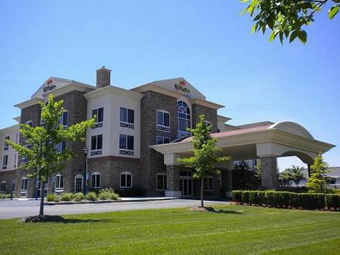 Фотография гостиницы Holiday Inn Express Hotel & Suites East End, an IHG Hotel