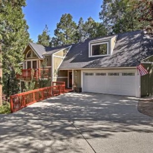 Фотография гостевого дома Spacious Lake Arrowhead Home with Game Room and Deck!