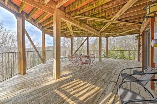 Фотографии гостевого дома 
            Boone Cabin with Deck, Hot Tub, and Mountain Views!