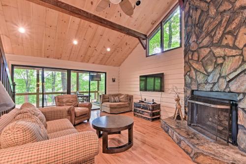 Фотографии гостевого дома 
            Blue Ridge Lake Cabin with Boat Dock and Hot Tub!