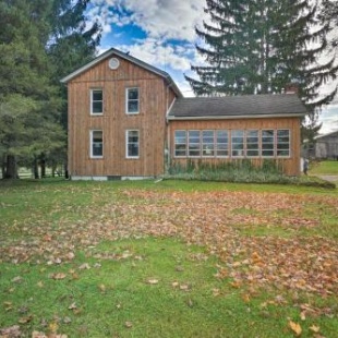 Фотография гостевого дома Vintage Farmhouse about 2 half Mi to Mount Pleasant Ski!