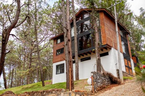 Фотографии гостевого дома 
            Hermosa Cabaña en Mazamitla a 1km del centro - Hermosa vista - Cómodas habitaciones - Todo cerca