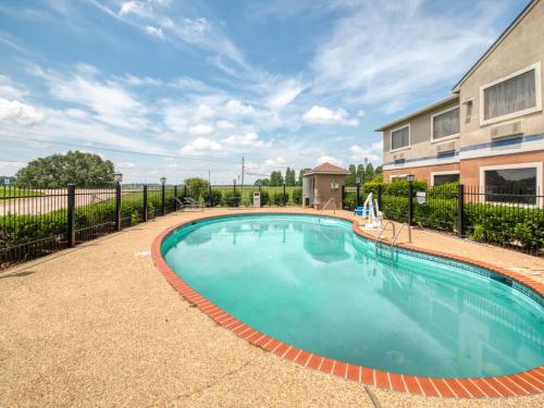 Фотография гостиницы OYO Townhouse Donaldsonville - Gonzale