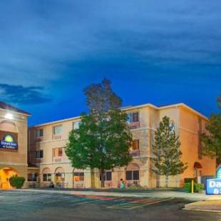 Фотографии гостиницы 
            Days Inn & Suites by Wyndham Airport Albuquerque