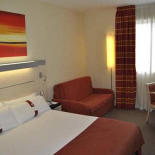 Фотографии гостиницы 
            Holiday Inn Express Pamplona, an IHG Hotel