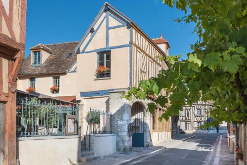 Фотография гостиницы Hôtel Aux Vieux Remparts, The Originals Relais (Relais du Silence)