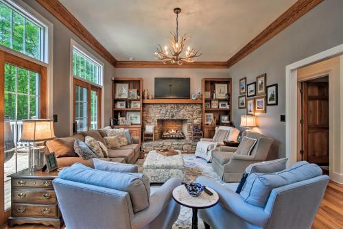 Фотография гостевого дома Boone Home with Hot Tub - Near App Ski and Sugar Mtn!