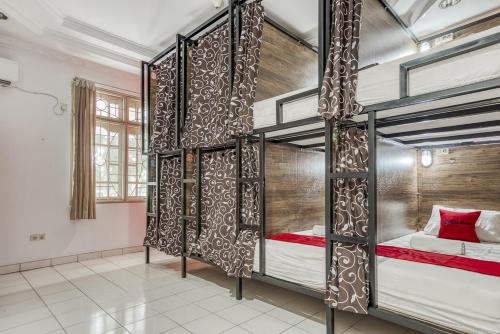 Фотографии хостела 
            RedDoorz Hostel @ Feliz Noche Cengkareng