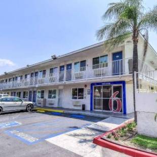 Фотографии гостиницы 
            Motel 6-Fontana, CA