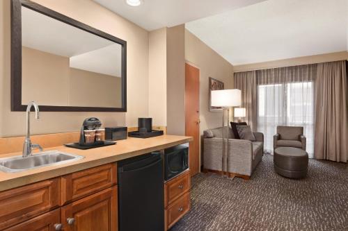 Фотография гостиницы Embassy Suites Northwest Arkansas - Hotel, Spa & Convention Center