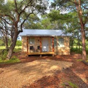 Фотографии гостевого дома 
            Cabins at Flite Acres-Mockingbird Cabin