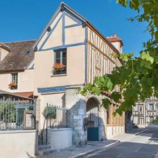 Фотографии гостиницы 
            Hôtel Aux Vieux Remparts, The Originals Relais (Relais du Silence)