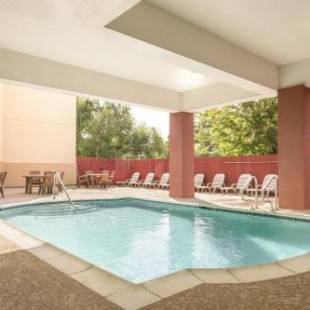 Фотографии гостиницы 
            Country Inn & Suites By Radisson, Houston IAH Airport-JFK Boulevard