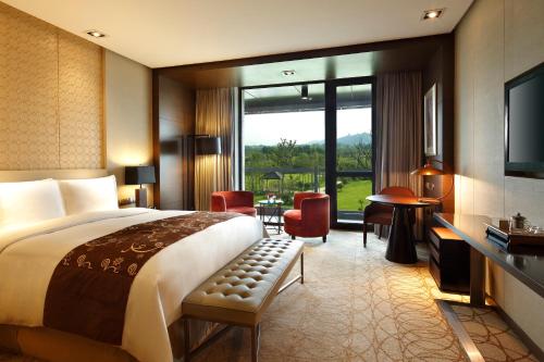 Фотография гостиницы Crowne Plaza Xuzhou Dalong Lake, an IHG Hotel