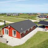 Фотография гостевого дома Four-Bedroom Holiday home in Løkken 2