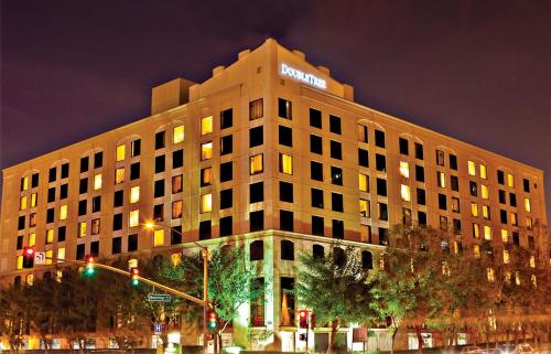 Фотография гостиницы DoubleTree by Hilton Santa Ana - Orange County Airport