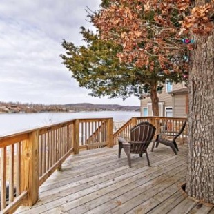 Фотография гостевого дома Cozy Camdenton Cottage with Deck and Boat Dock Access!