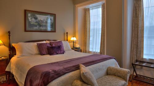 Фотография мини отеля Sir Isaac Brock B&B Luxury Suites