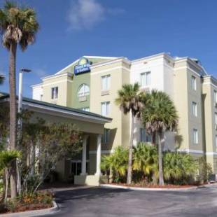 Фотографии гостиницы 
            Days Inn & Suites by Wyndham Fort Pierce I-95